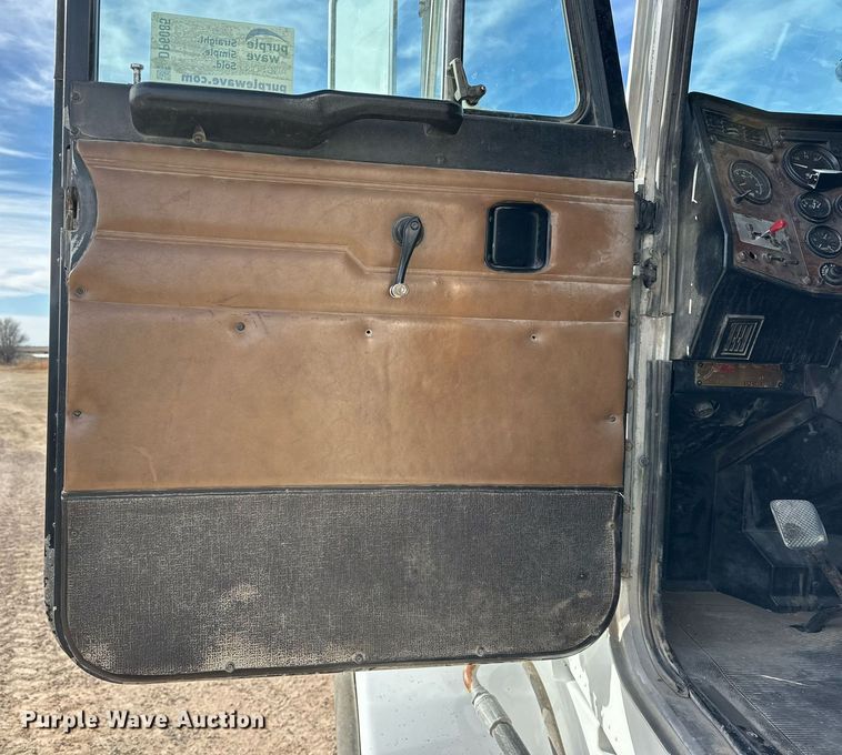 image for item DP6085 1999 Peterbilt 357 semi truck