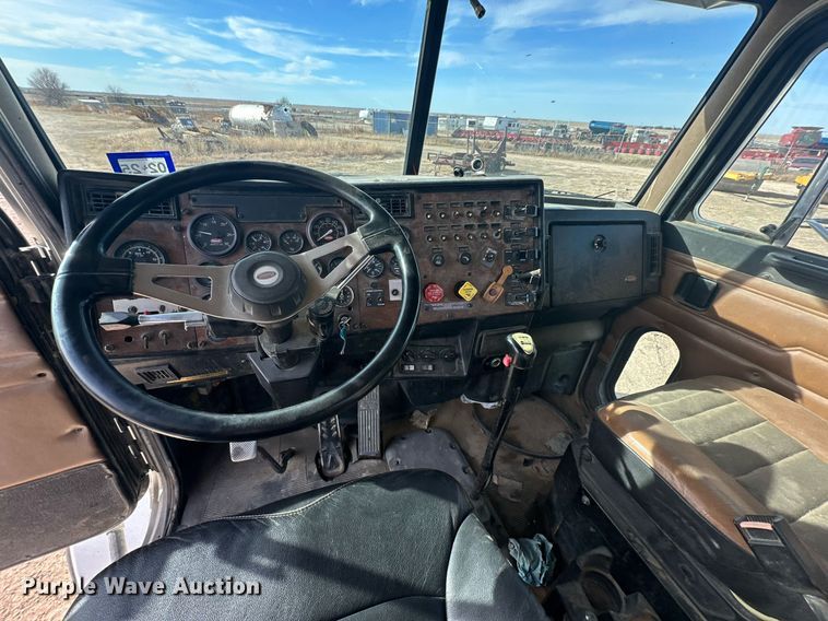 image for item DP6085 1999 Peterbilt 357 semi truck