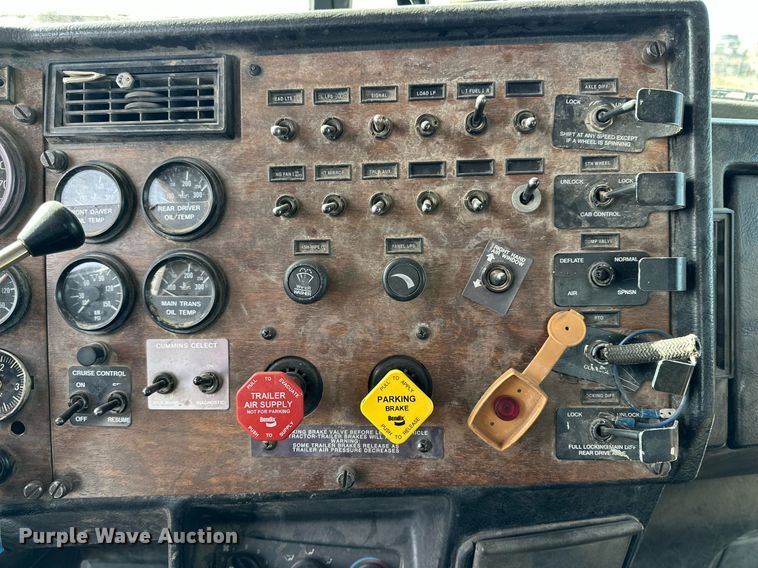 image for item DP6085 1999 Peterbilt 357 semi truck