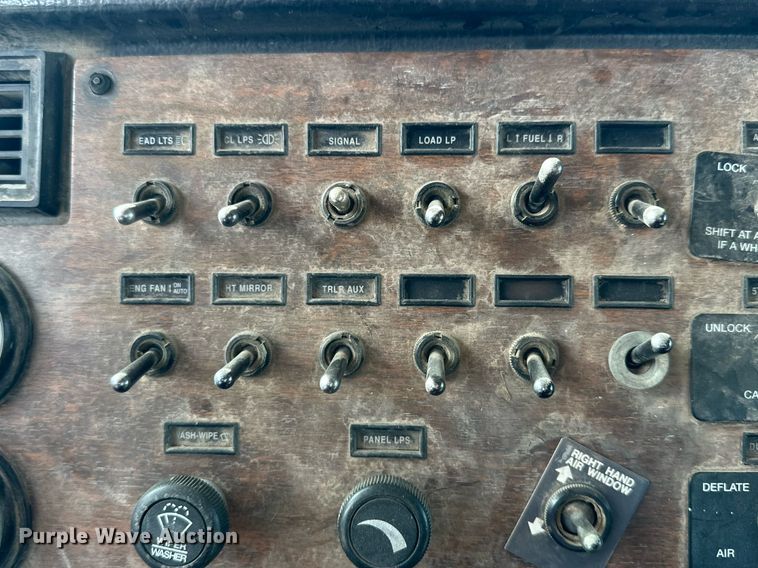 image for item DP6085 1999 Peterbilt 357 semi truck