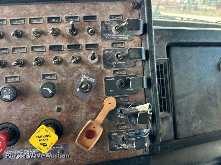 image for item DP6085 1999 Peterbilt 357 semi truck