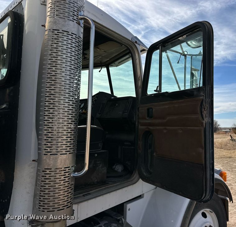 image for item DP6085 1999 Peterbilt 357 semi truck