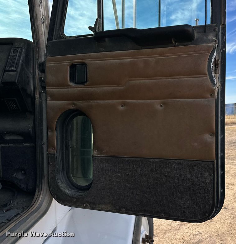 image for item DP6085 1999 Peterbilt 357 semi truck