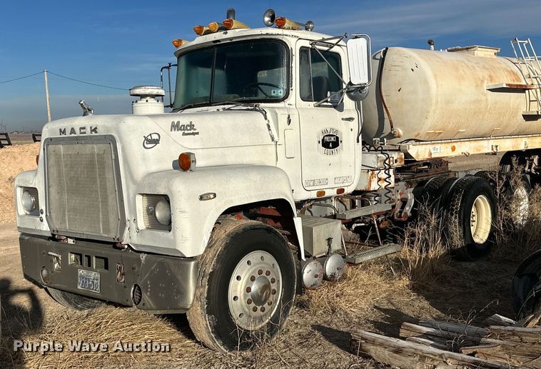 image for item DP6098 1985 Mack RS688LST semi truck