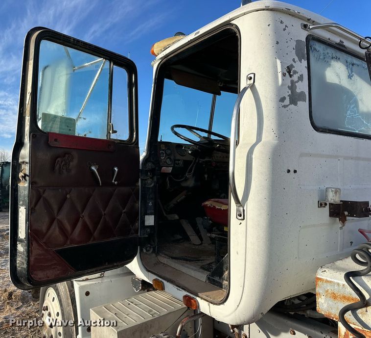 image for item DP6098 1985 Mack RS688LST semi truck