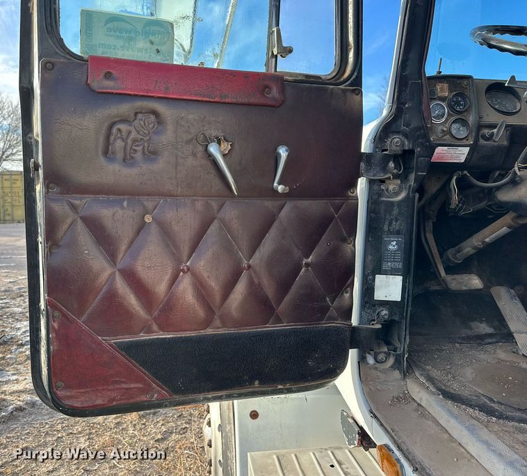 image for item DP6098 1985 Mack RS688LST semi truck