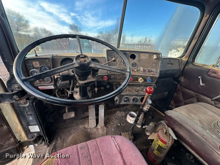 image for item DP6098 1985 Mack RS688LST semi truck