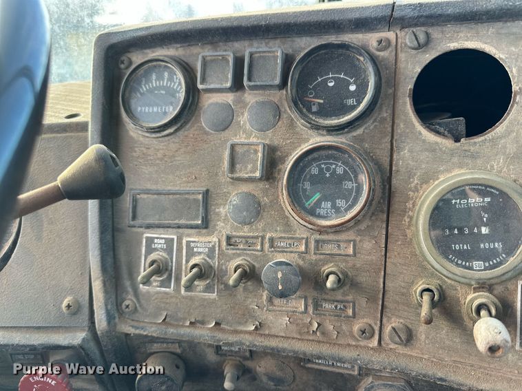 image for item DP6098 1985 Mack RS688LST semi truck