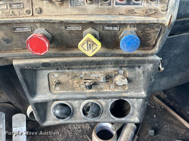 image for item DP6098 1985 Mack RS688LST semi truck