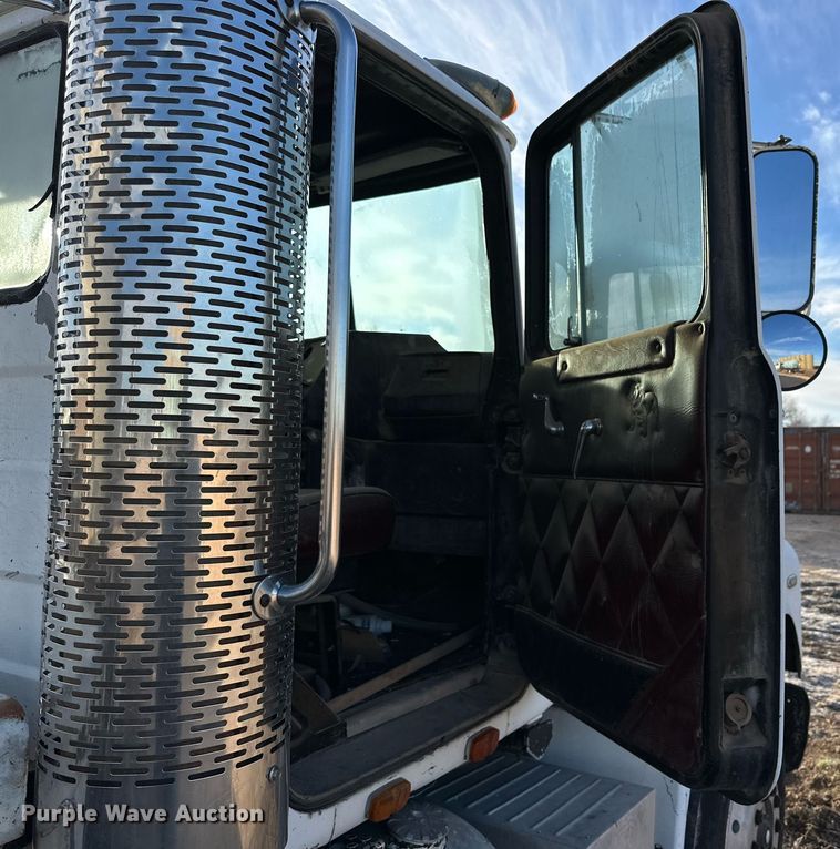 image for item DP6098 1985 Mack RS688LST semi truck