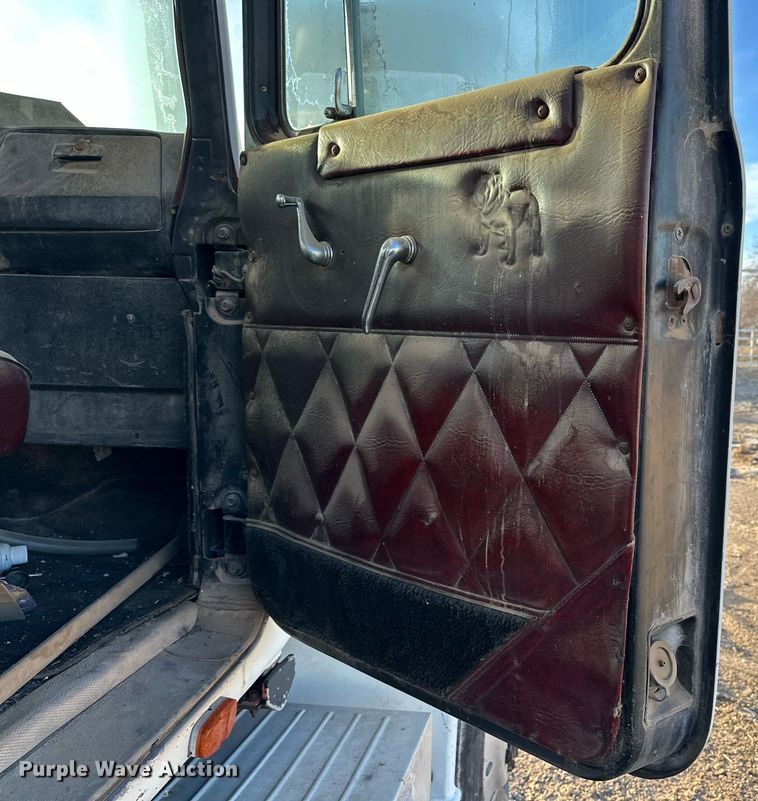 image for item DP6098 1985 Mack RS688LST semi truck