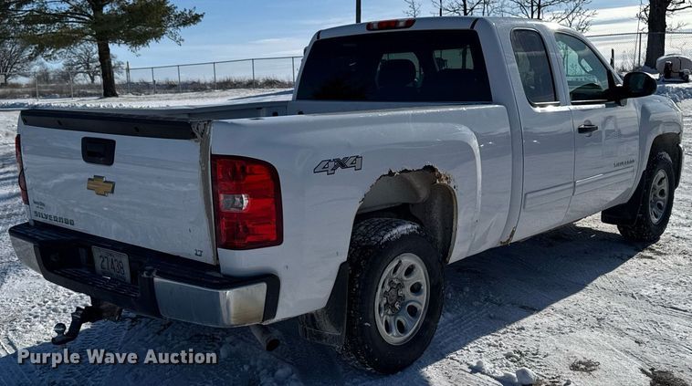 image for item EG7123 2013 Chevrolet Silverado 1500 Ext. Cab pickup truck