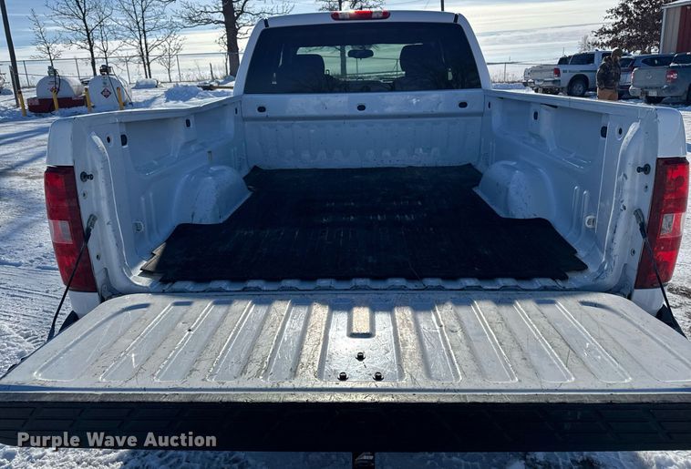 image for item EG7123 2013 Chevrolet Silverado 1500 Ext. Cab pickup truck