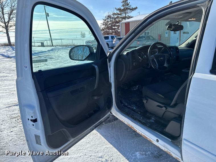 image for item EG7123 2013 Chevrolet Silverado 1500 Ext. Cab pickup truck