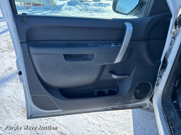 image for item EG7123 2013 Chevrolet Silverado 1500 Ext. Cab pickup truck