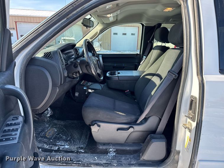 image for item EG7123 2013 Chevrolet Silverado 1500 Ext. Cab pickup truck