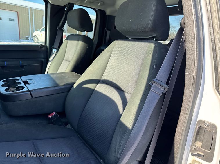 image for item EG7123 2013 Chevrolet Silverado 1500 Ext. Cab pickup truck