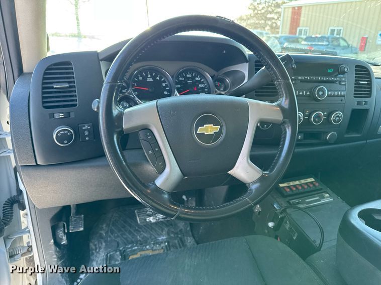 image for item EG7123 2013 Chevrolet Silverado 1500 Ext. Cab pickup truck