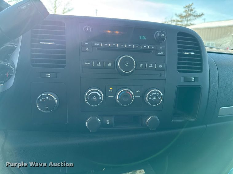 image for item EG7123 2013 Chevrolet Silverado 1500 Ext. Cab pickup truck