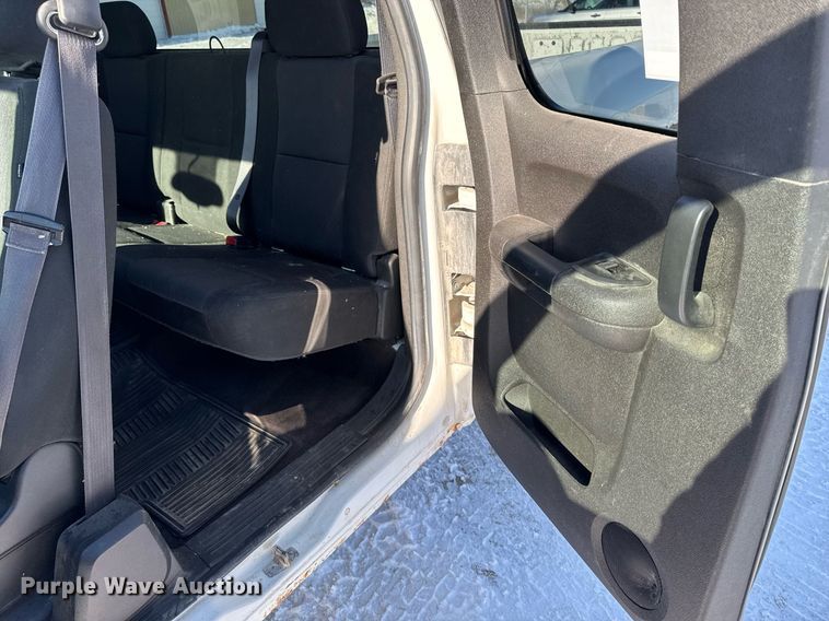 image for item EG7123 2013 Chevrolet Silverado 1500 Ext. Cab pickup truck