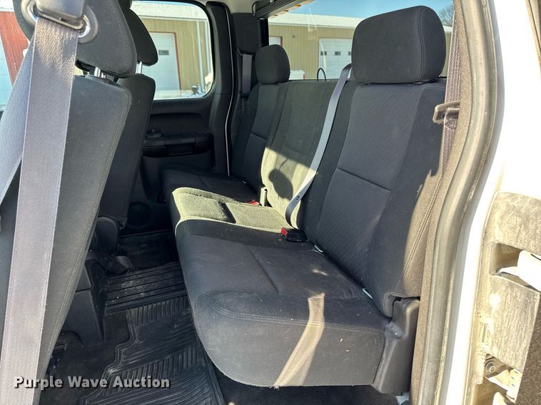 image for item EG7123 2013 Chevrolet Silverado 1500 Ext. Cab pickup truck