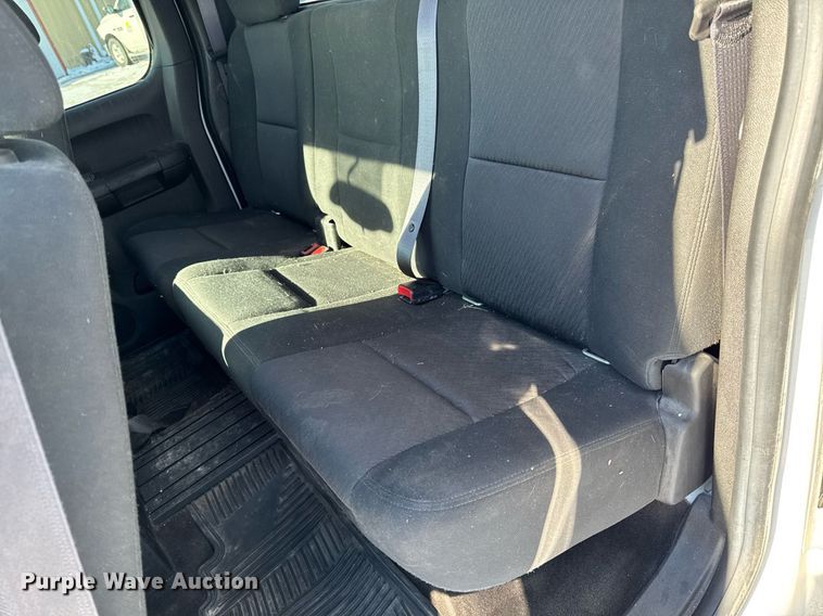 image for item EG7123 2013 Chevrolet Silverado 1500 Ext. Cab pickup truck