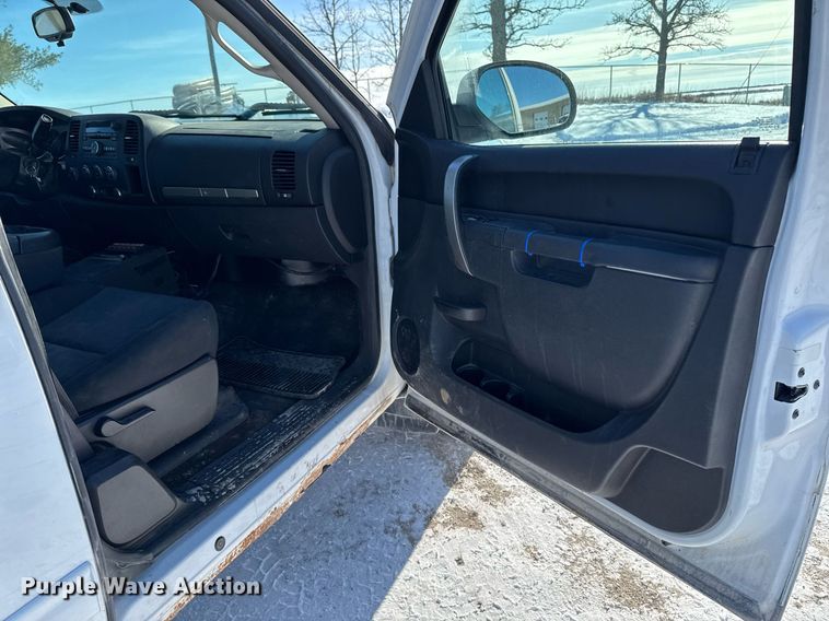 image for item EG7123 2013 Chevrolet Silverado 1500 Ext. Cab pickup truck