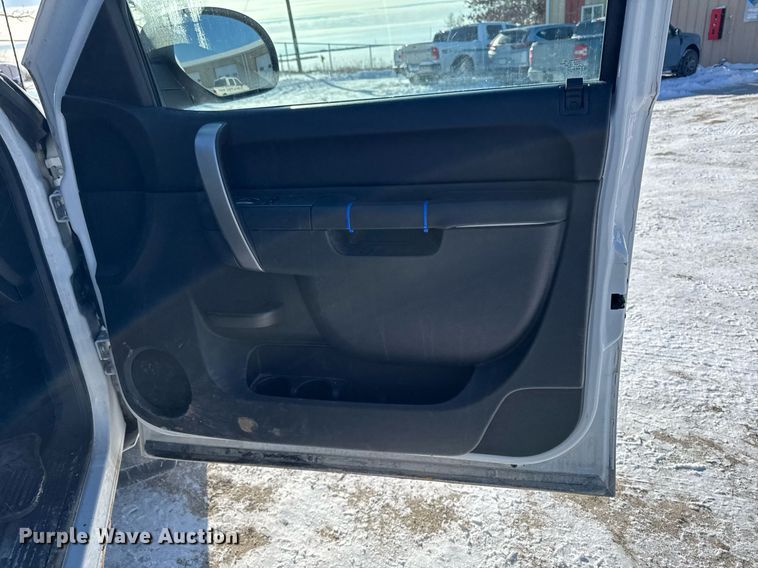 image for item EG7123 2013 Chevrolet Silverado 1500 Ext. Cab pickup truck