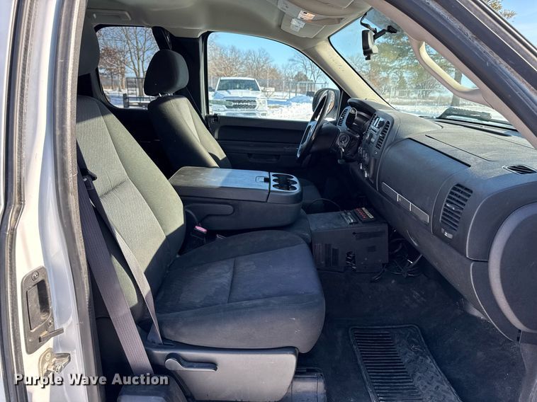 image for item EG7123 2013 Chevrolet Silverado 1500 Ext. Cab pickup truck