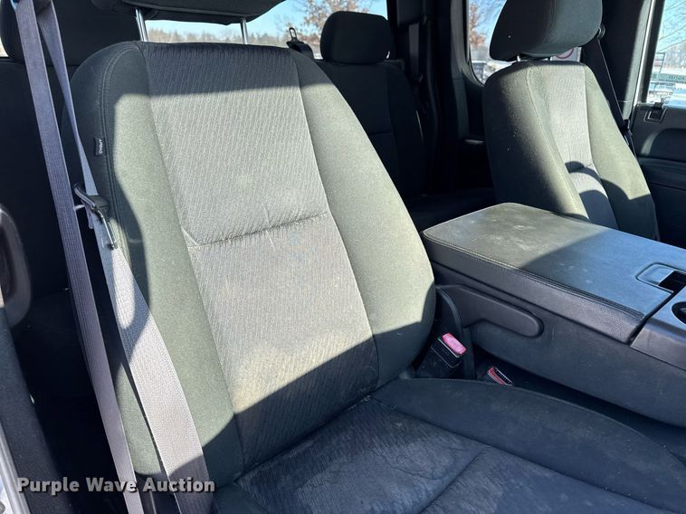 image for item EG7123 2013 Chevrolet Silverado 1500 Ext. Cab pickup truck