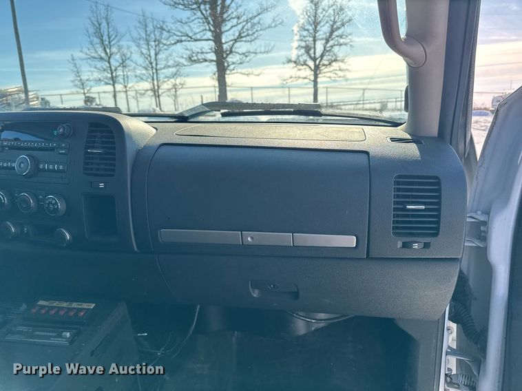 image for item EG7123 2013 Chevrolet Silverado 1500 Ext. Cab pickup truck