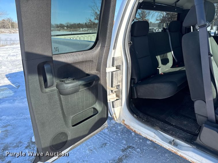 image for item EG7123 2013 Chevrolet Silverado 1500 Ext. Cab pickup truck