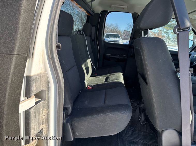 image for item EG7123 2013 Chevrolet Silverado 1500 Ext. Cab pickup truck