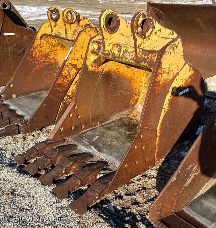 image for item EG7141 1994 John Deere 590D excavator bucket