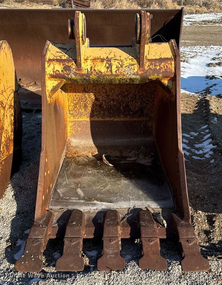 image for item EG7141 1994 John Deere 590D excavator bucket