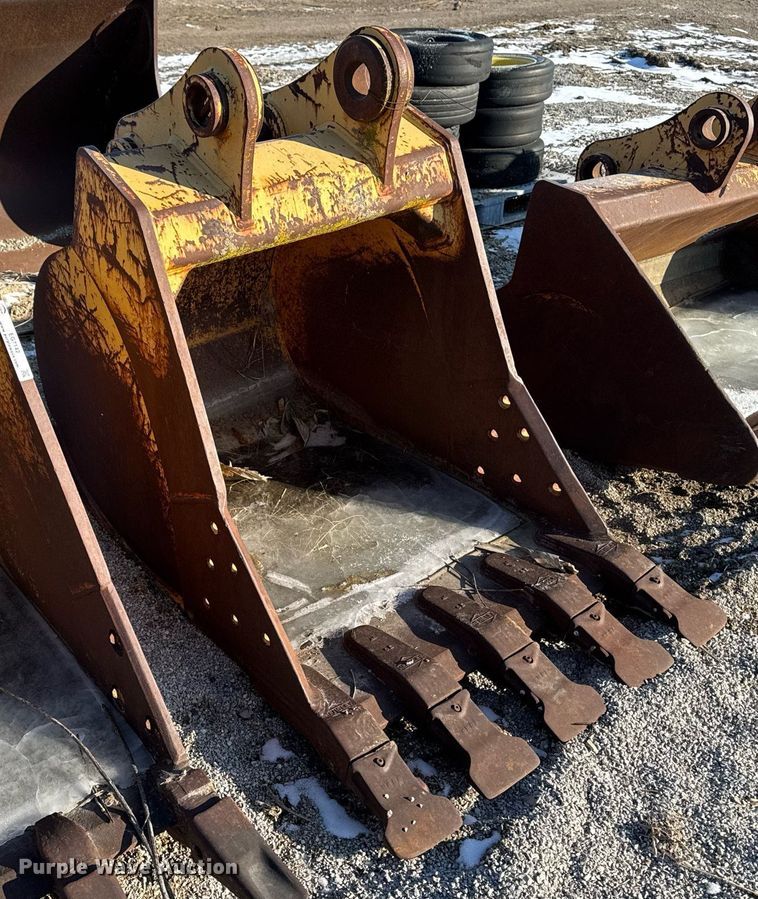 image for item EG7141 1994 John Deere 590D excavator bucket