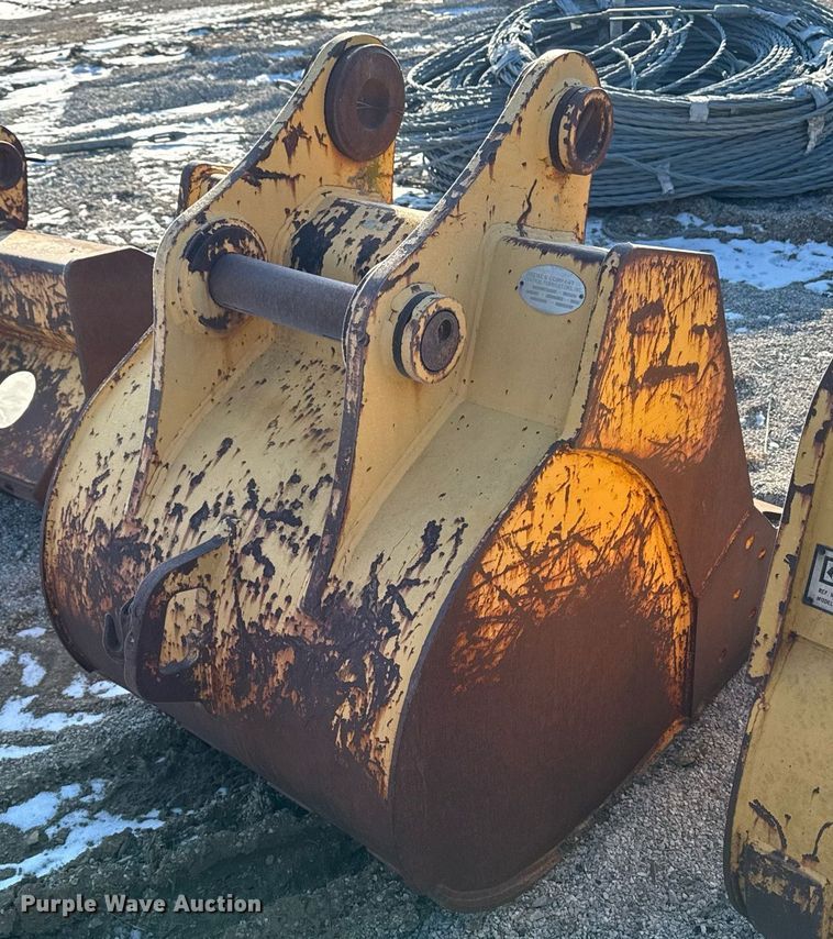 image for item EG7141 1994 John Deere 590D excavator bucket
