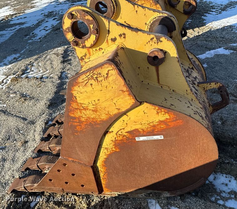 image for item EG7141 1994 John Deere 590D excavator bucket