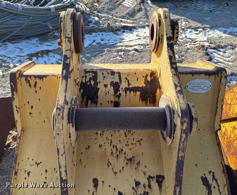 image for item EG7141 1994 John Deere 590D excavator bucket