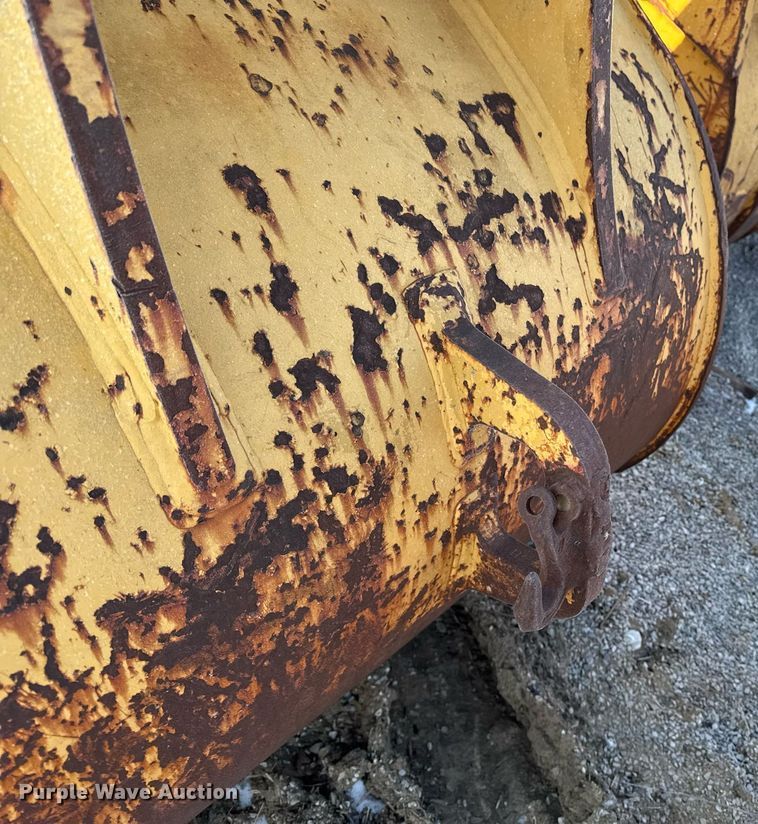 image for item EG7141 1994 John Deere 590D excavator bucket