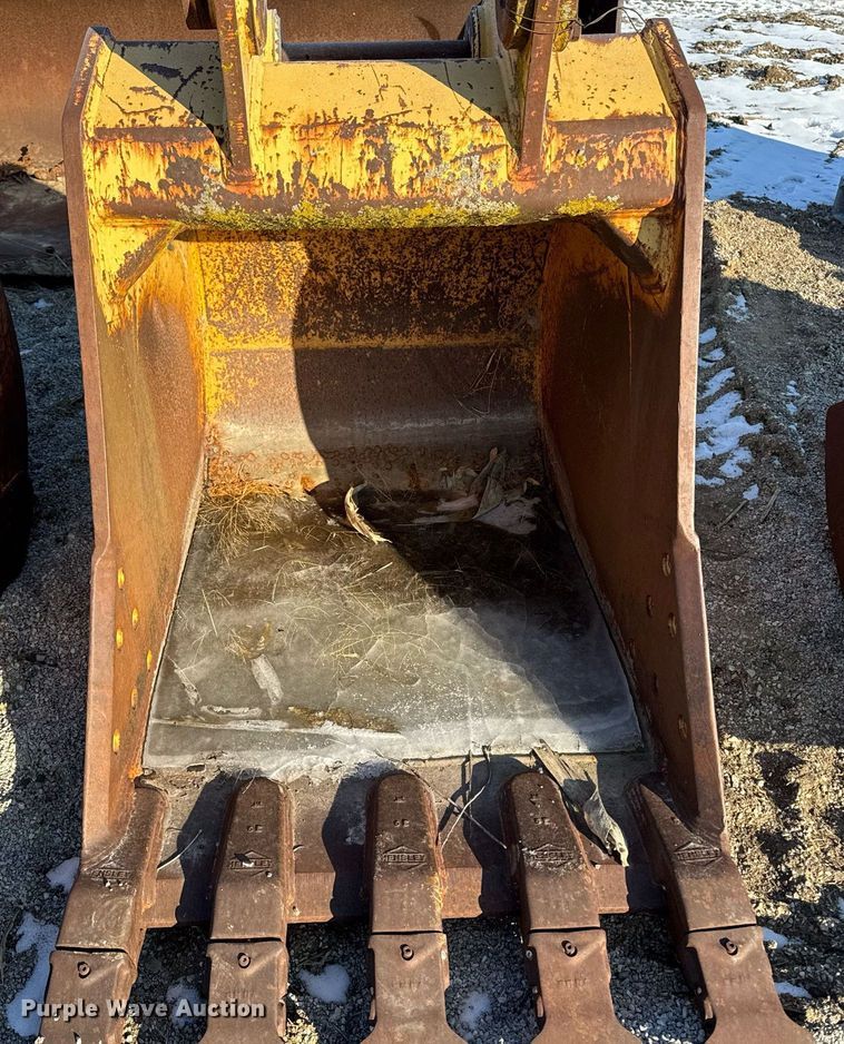 image for item EG7141 1994 John Deere 590D excavator bucket