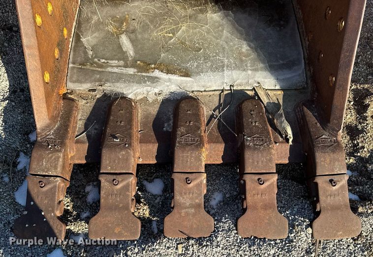 image for item EG7141 1994 John Deere 590D excavator bucket