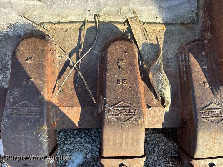 image for item EG7141 1994 John Deere 590D excavator bucket