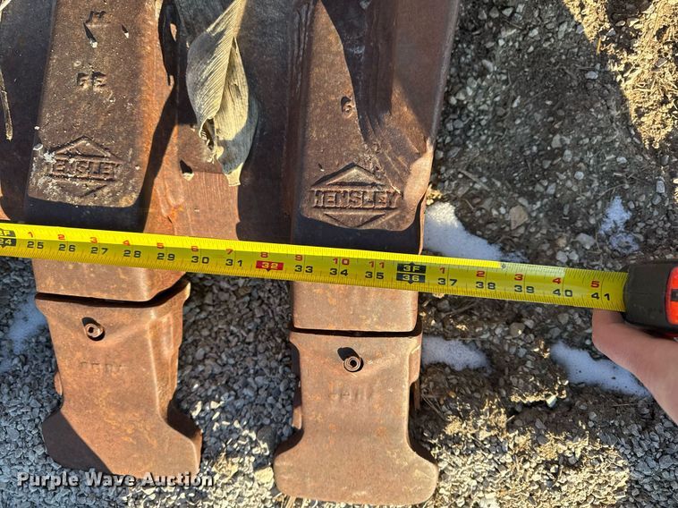 image for item EG7141 1994 John Deere 590D excavator bucket