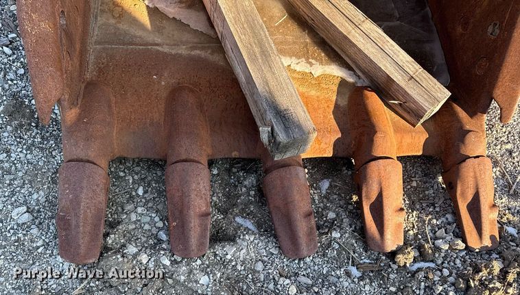 image for item EG7143 Hensley excavator bucket