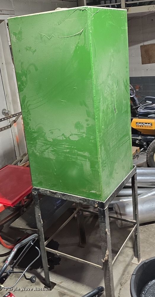 image for item EH8511 John Deere oil dispenser