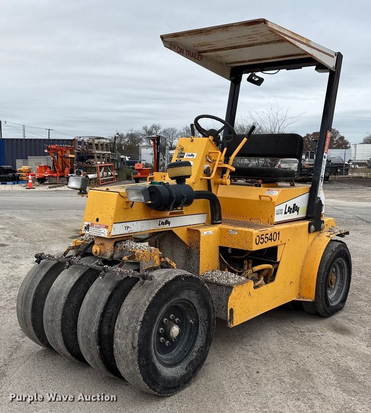 image for item EJ3415 2004 LeeBoy 420 pneumatic roller