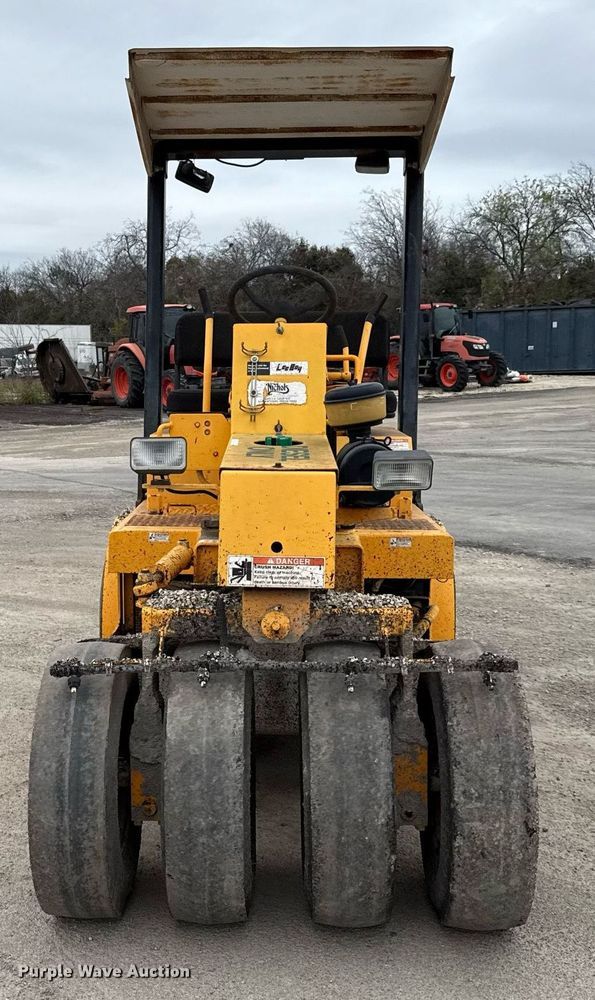 image for item EJ3415 2004 LeeBoy 420 pneumatic roller