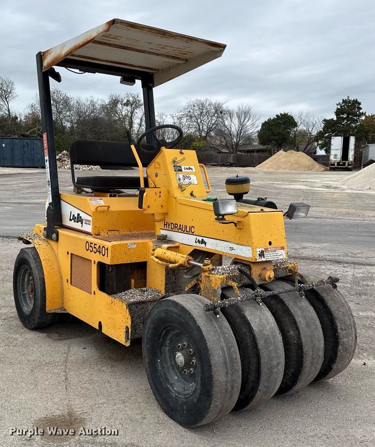 image for item EJ3415 2004 LeeBoy 420 pneumatic roller