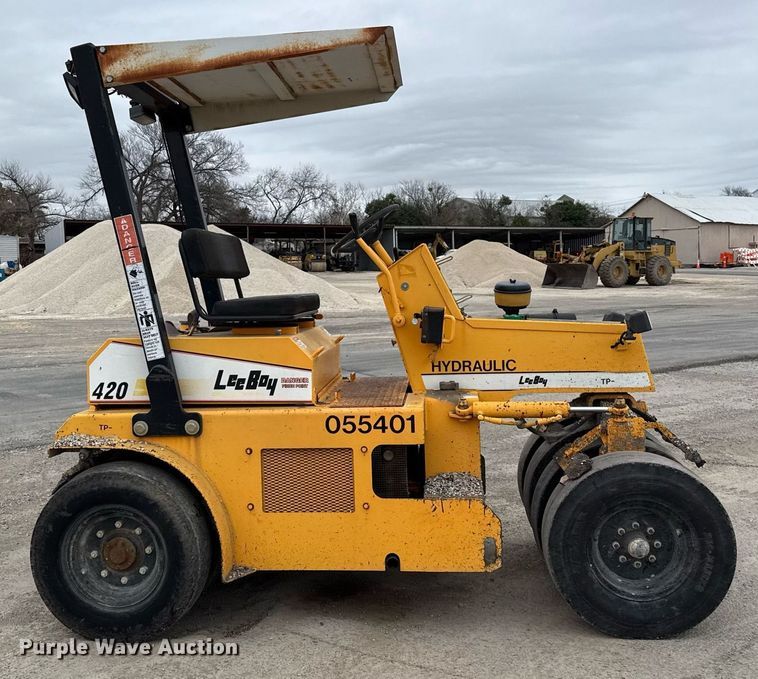 image for item EJ3415 2004 LeeBoy 420 pneumatic roller